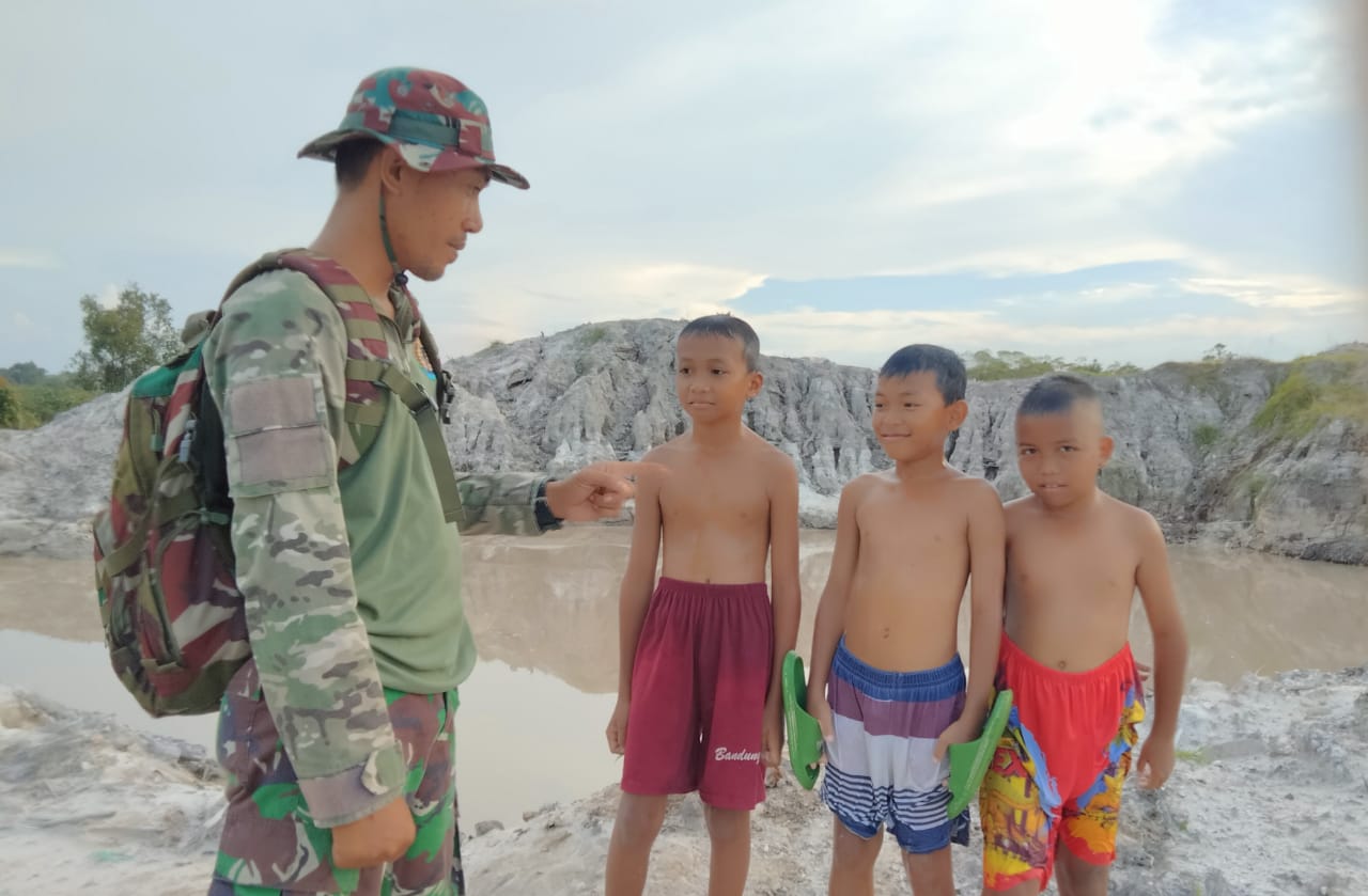 Cegah Tenggelam di Eks Tambang, Satgas TMMD Kodim 0431/Babar Berikan Arahan ke Anak-anak 