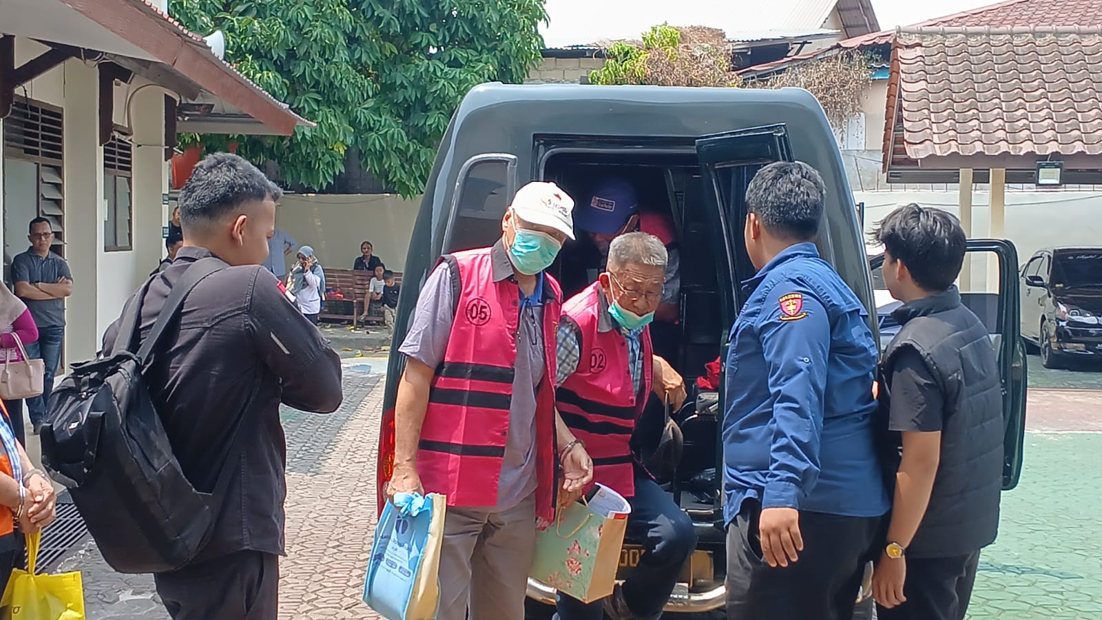 Tangan Diborgol, Pakai Rompi Pink, Bos Afat TJ Mart Cs Tiba di Pengadilan Tipikor Pangkalpinang