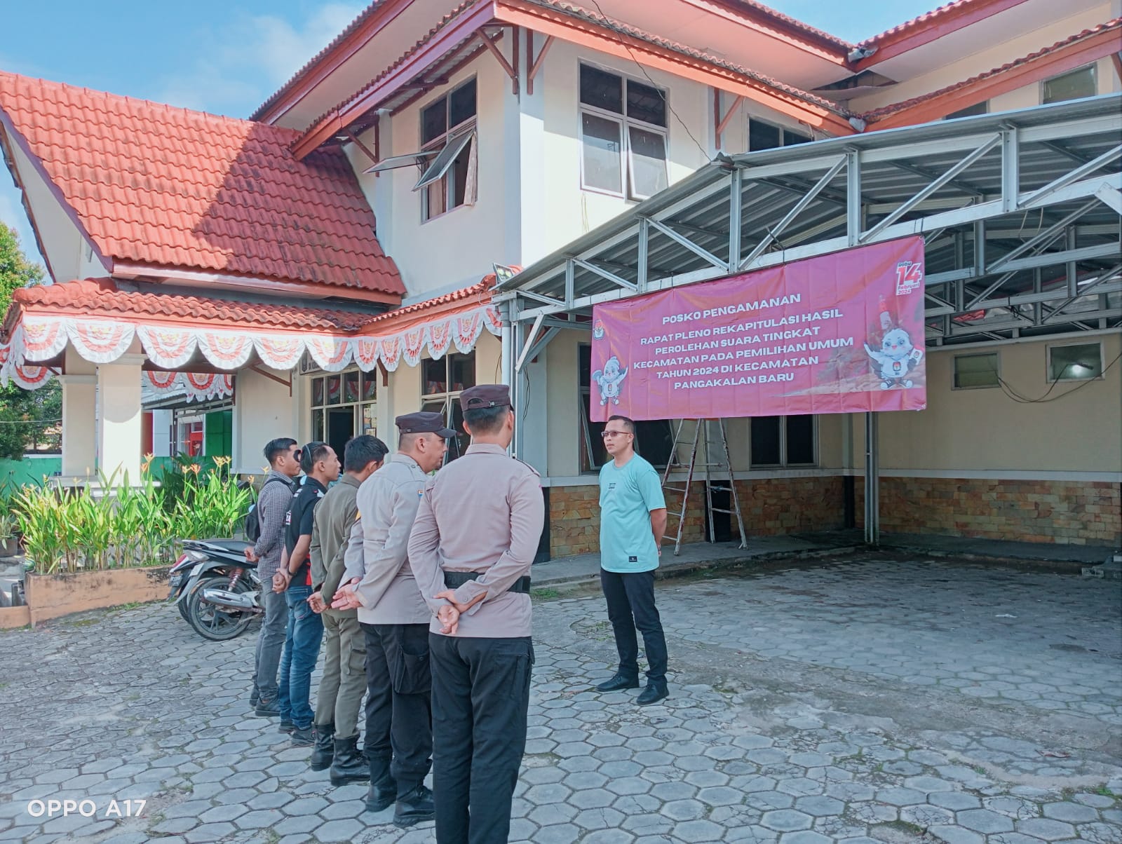 Personel TNI-Polri Laksanakan Pengamanan Kantor PPK Tahapan Rekapitulasi Penghitungan Suara Pemilu 2024