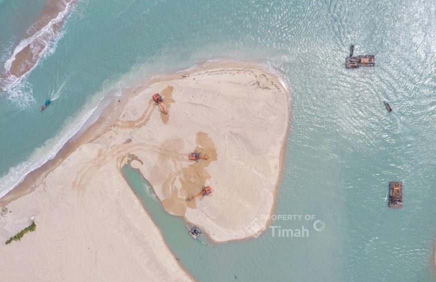 Bersama Mitra Usaha, PT Timah Lakukan Pengerukan Muara Air Kantung Guna Permudah Akses Nelayan