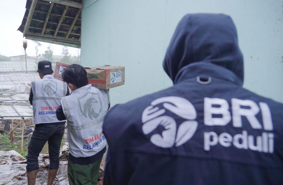 Tanggap Bencana Longsor Cisarua Kabupaten Bandung, BRI Peduli Salurkan Bantuan Bagi Warga Terdampak