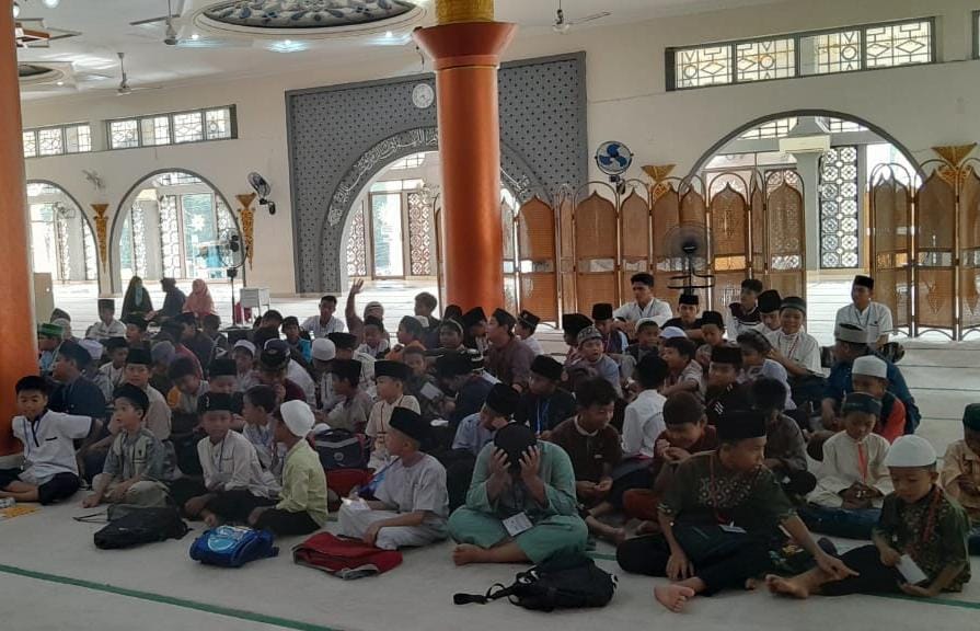 Ratusan Anak Ikut Pesantren Kilat Pelangi Masjid Agung Sungailiat 