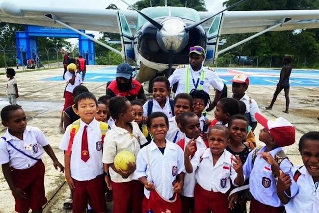 Warga Pengunungan Papua Mulai Kelaparan,   Menangis Berharap Pesawat Datang Bawa Makanan