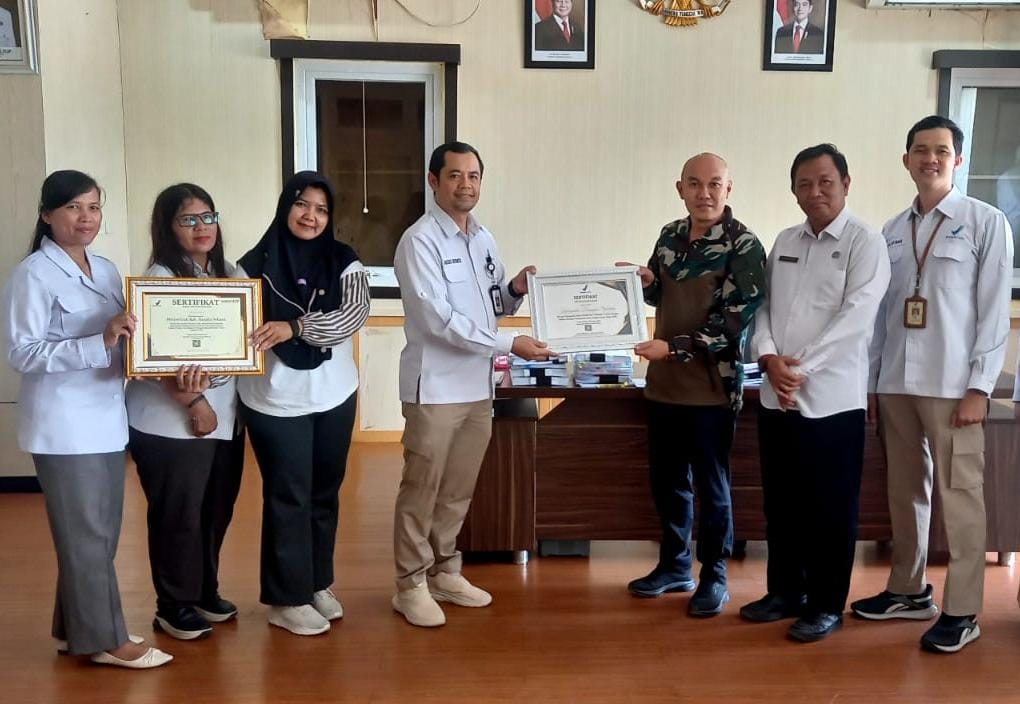 BPOM Pangkalpinang Serahkan Dua Sertifikat Penghargaan ke Pemkab Basel 