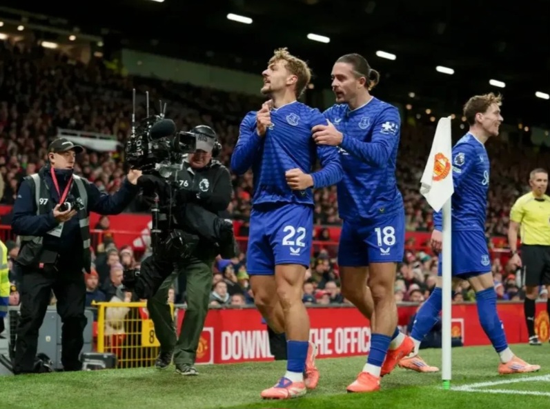 Memalukan! Manchester United Kalah di Kandang Melawan 10 Pemain Everton