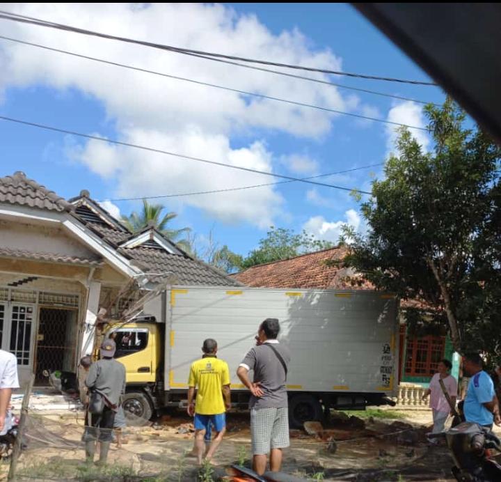 Brakkk... Mobil Bok Seruduk Rumah Warga Toboali