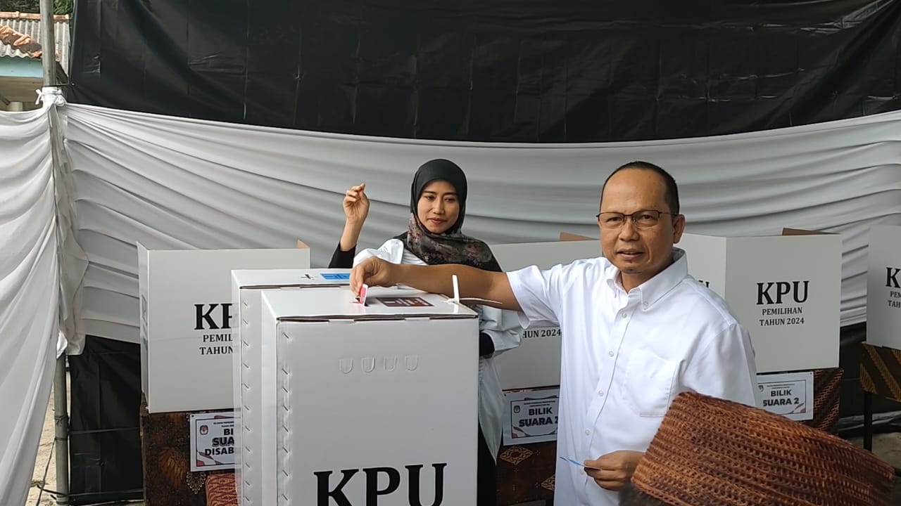 Paling Pagi, Algafry Rahman dan Istri Nyoblos Pertama di TPS 003