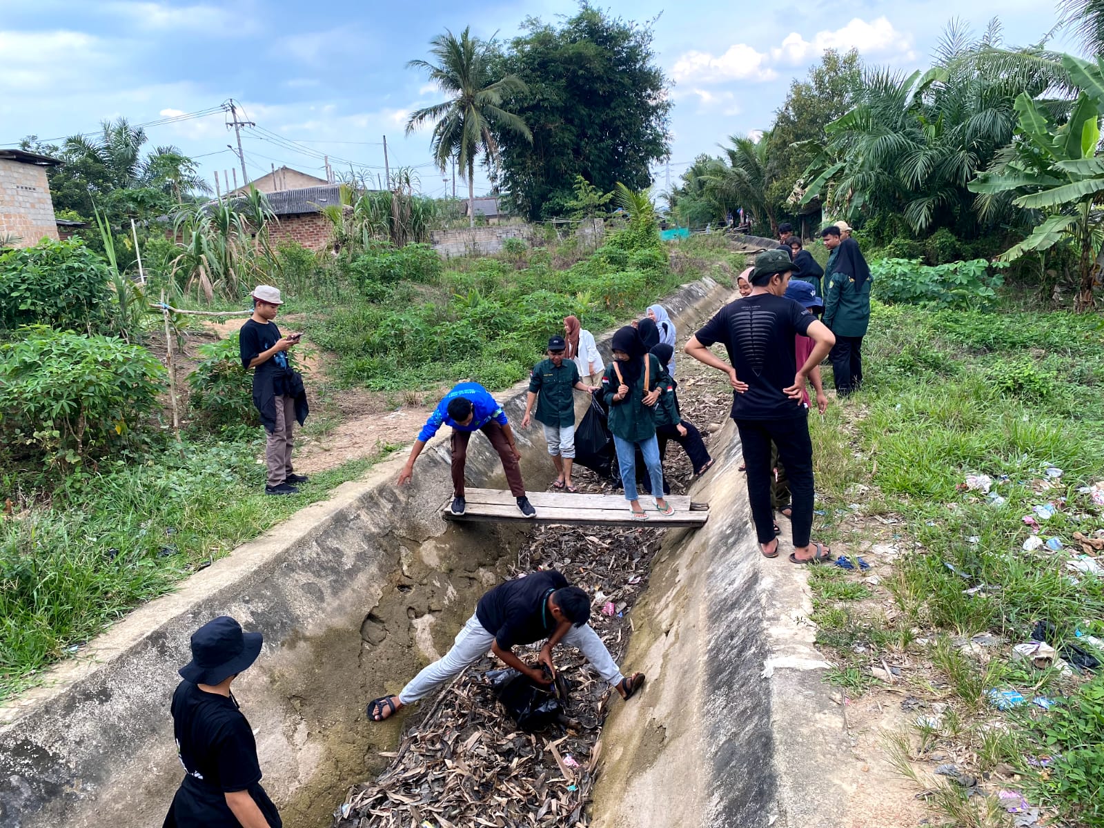 Jaga Lingkungan, HIMASERDA Unmuh Babel Bersihkan Saluran Irigasi Desa Namang