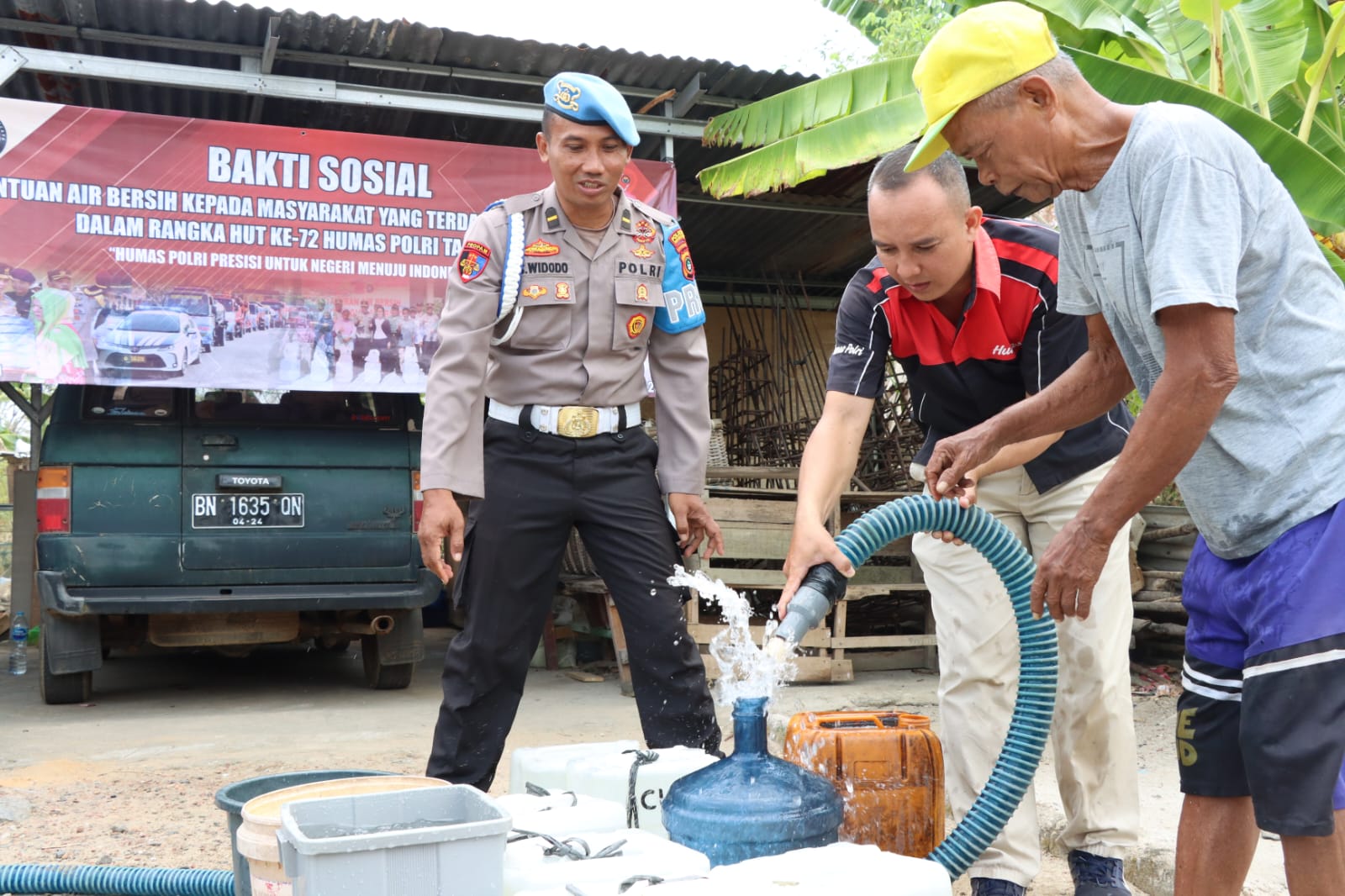 Sambut HUT Humas Polri ke-72, Polresta Pangkalpinang Bagikan Air Bersih untuk Warga Semabung Lama