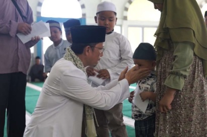 Safari Jumat di Masjid At Taubah, Bupati Serahkan Bantuan dan Ajak Warga Aktifkan Siskamling
