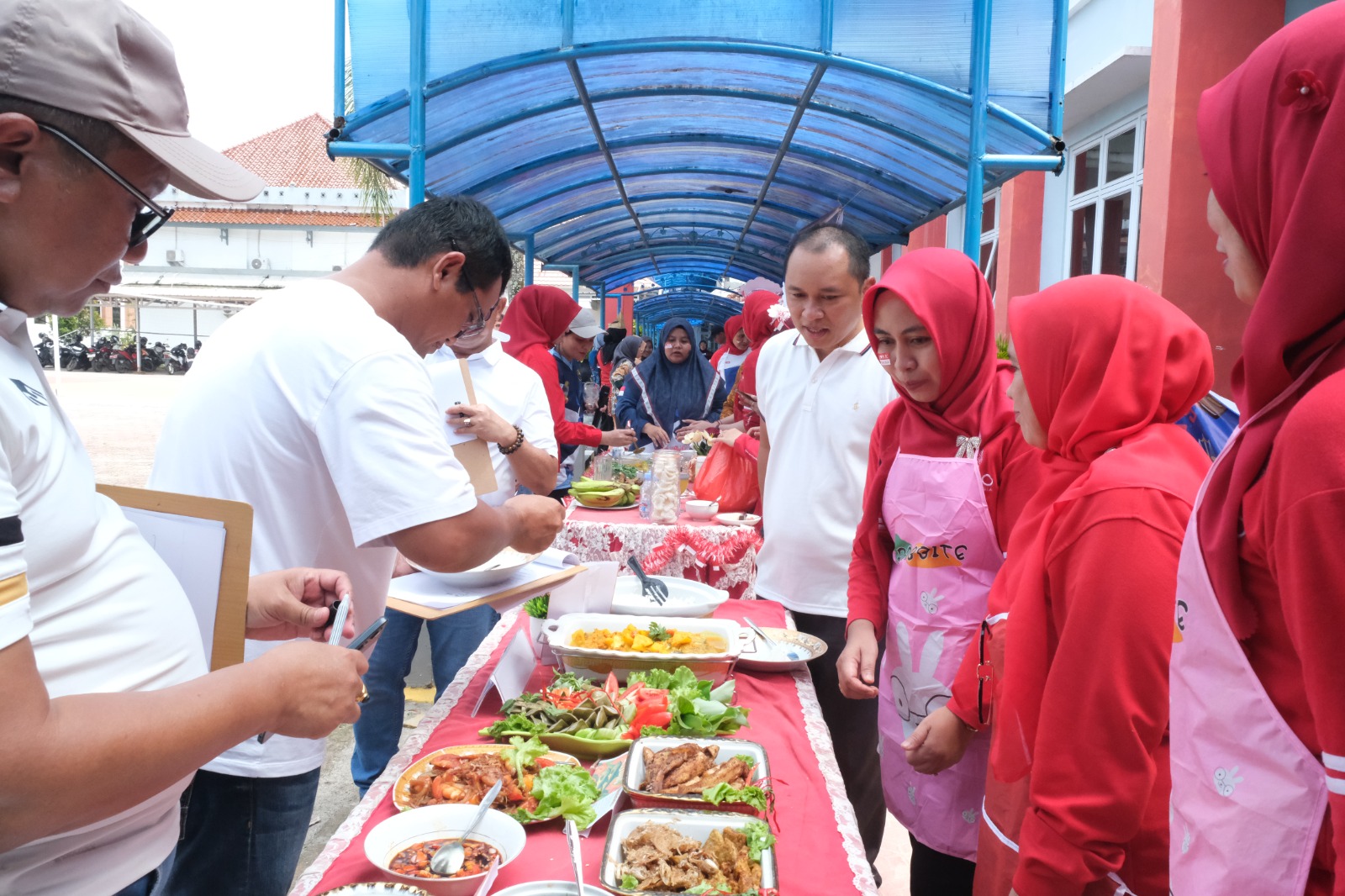 7 Tim Ibu- ibu Dharma Wanita Kanwil Kemenkum Babel ikuti Perlombaan Masak Lempah Kuning