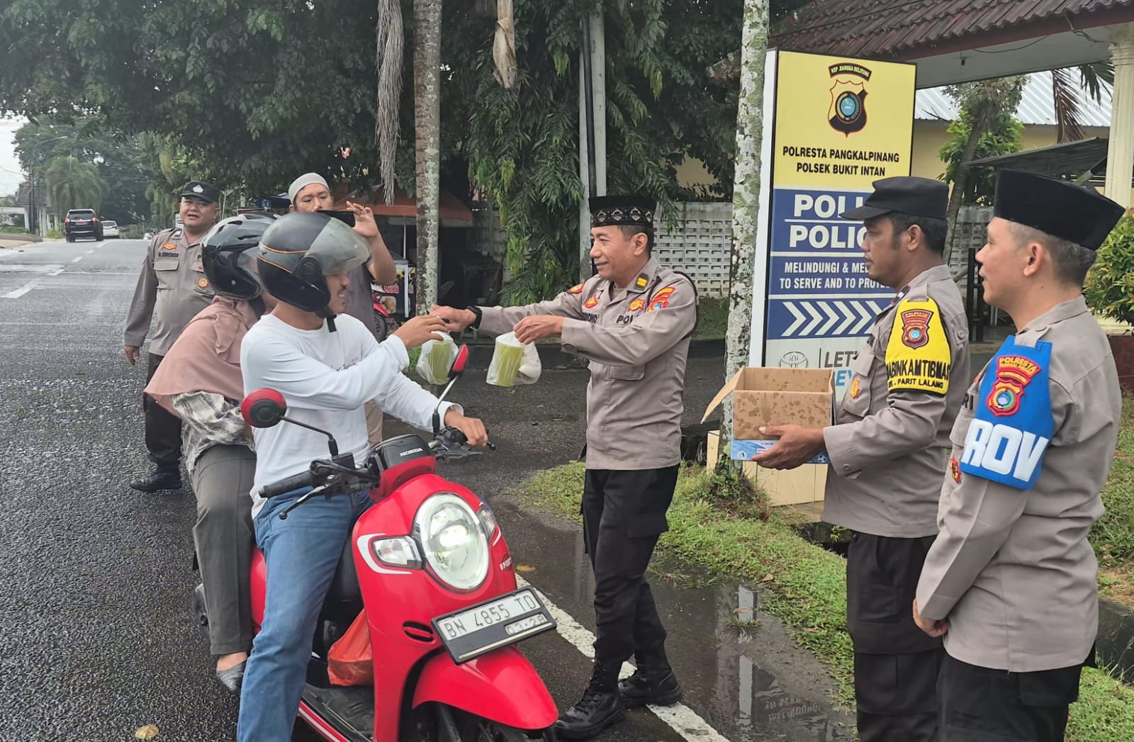 Bagi Takjil Jelang Berbuka, Polsek Bukit Intan dan Bhayangkari Dekatkan Diri dengan Masyarakat