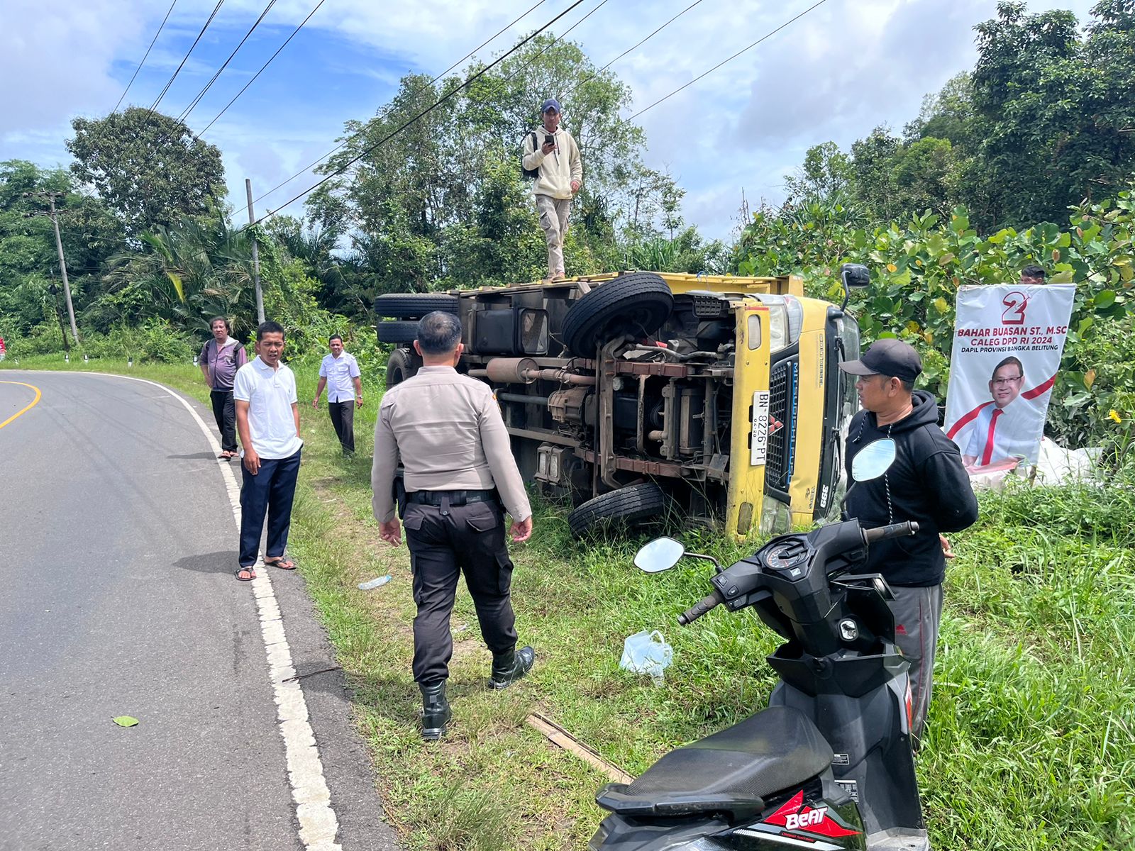 Laka Tunggal, Diduga Rem Blong, Dump Truck Terjungkal