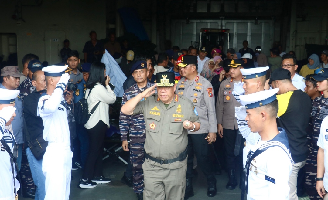 Arus Balik Gratis via Kapal Perang! Gubernur Babel Hidayat Arsani Berangkatkan Pemudik 