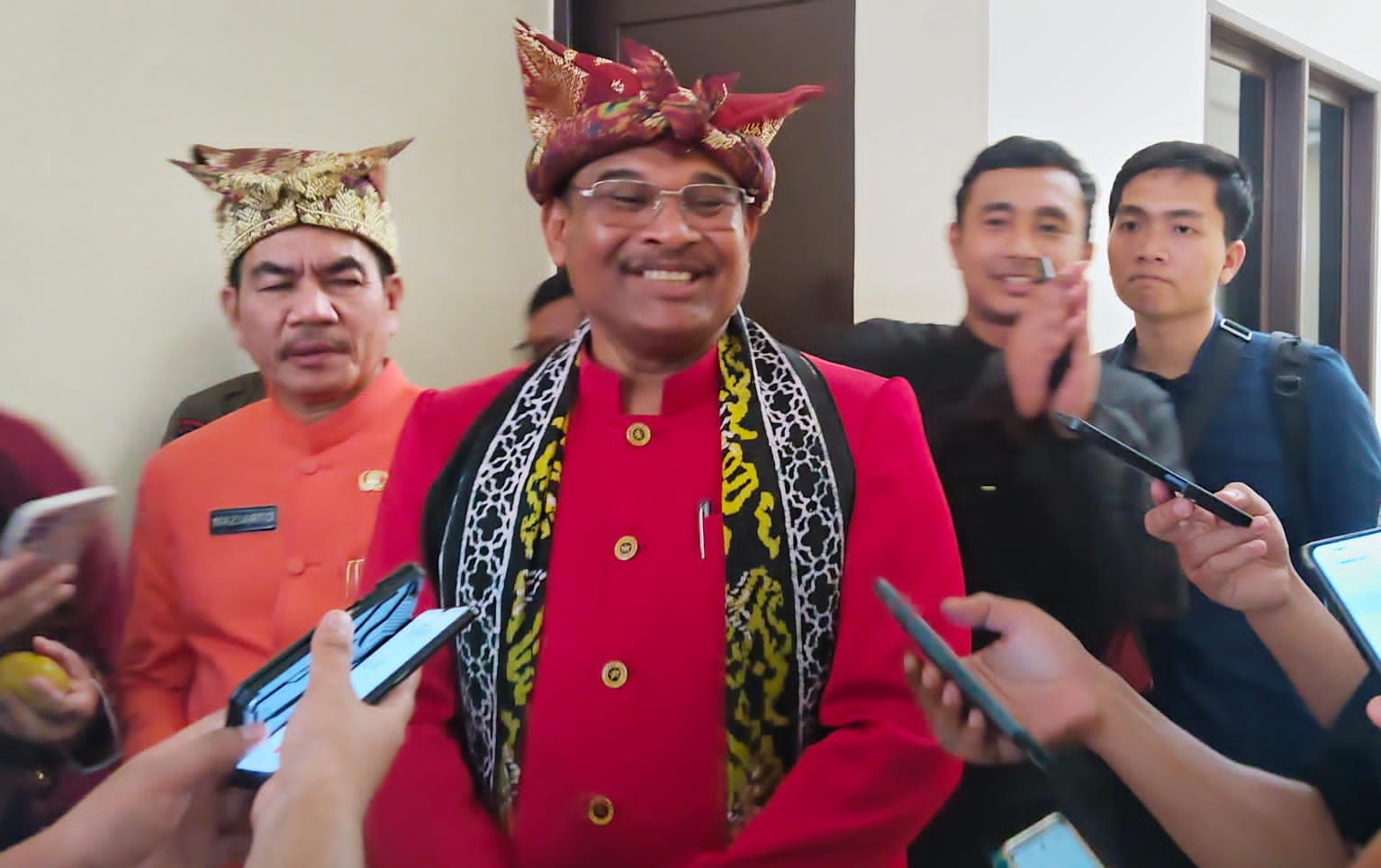 Pj Gubernur Buat Grup WA Bupati/Wali Kota, Ajak Kolaborasi