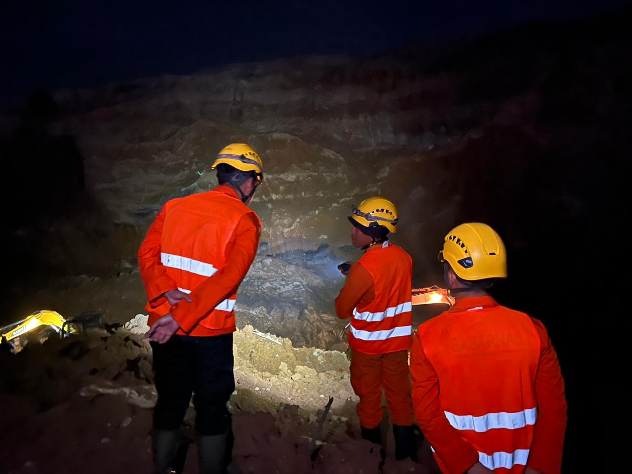 Tim SAR Upayakan Evakuasi 3 Penambang Tertimbun di Tambang Timah Pondi Pemali, Tanah Labil Jadi Tantangan