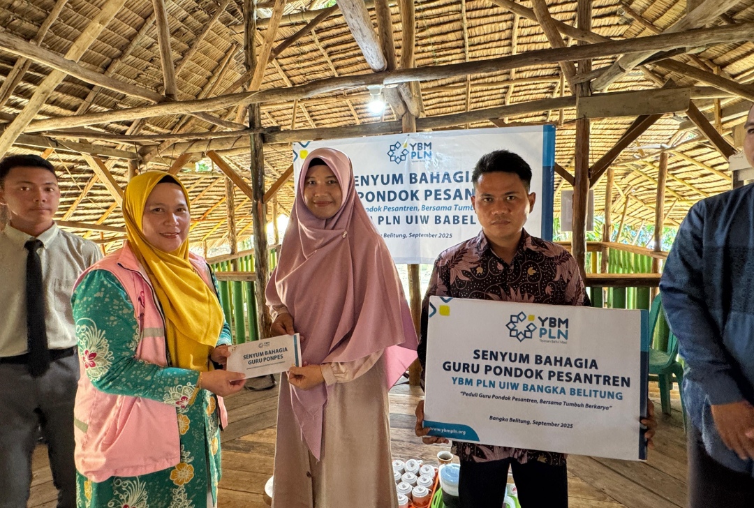 YBM PLN Babel Salurkan Bantuan Perbaikan Ruang Belajar Ponpes Terdampak Puting Beliung