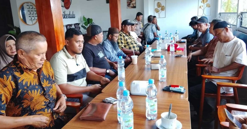 Jalan Batu Penyu Rusak Dilewati Truk Kaolin PT HPI, Warga Minta Segera Diperbaiki