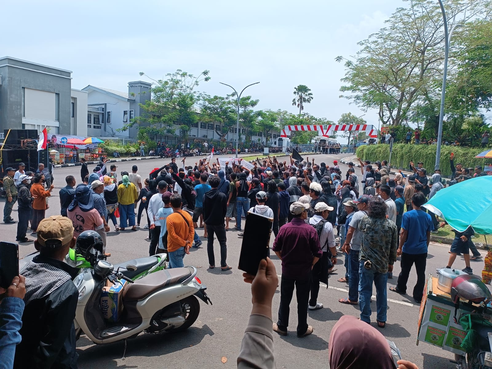 Ribuan Pendemo Mulai Padati Ruas Jalan Gerbang PT Timah Tbk, Ini 4 Tuntutannya 