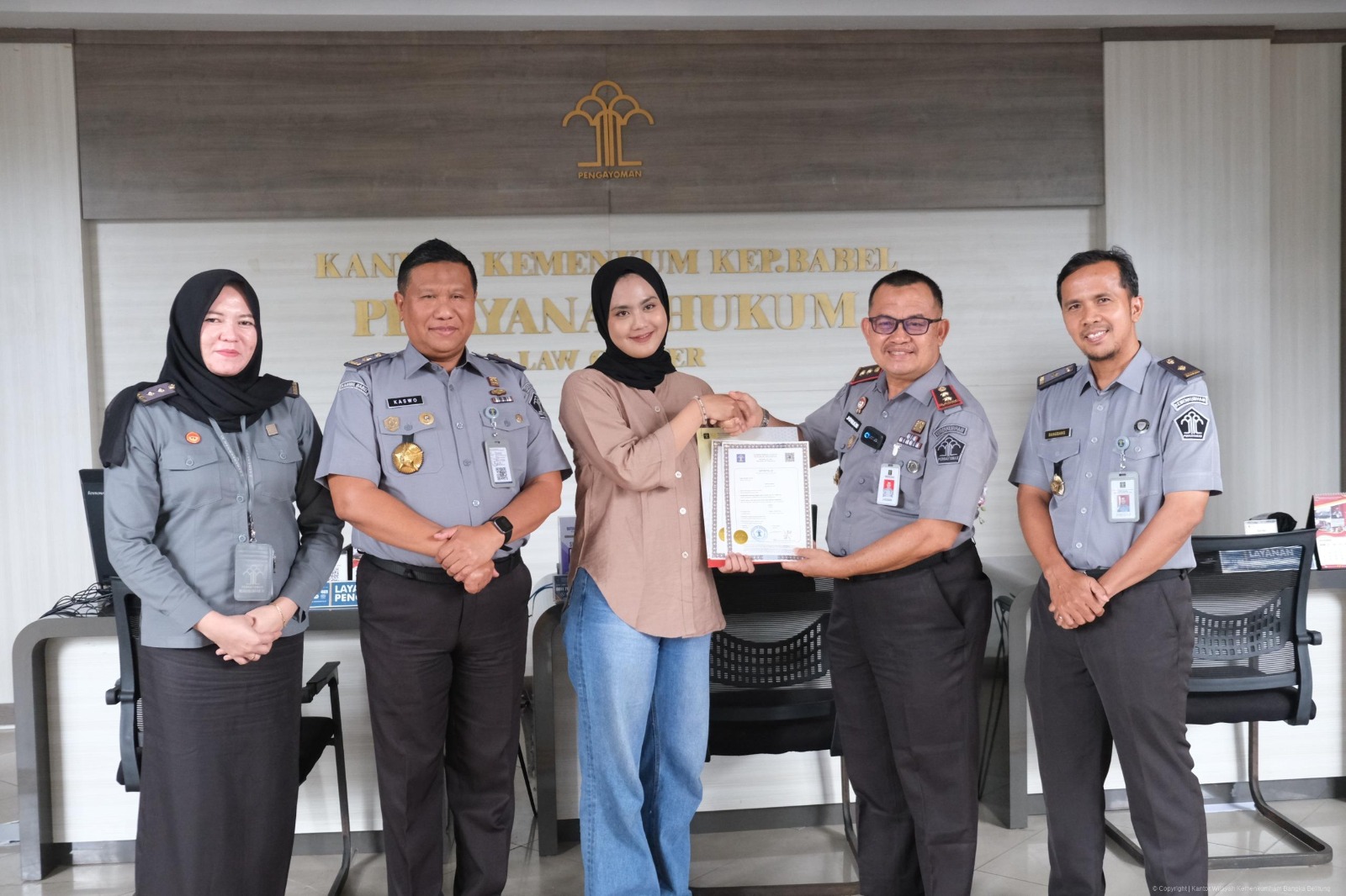 Dokumen Siap Ke Luar Negeri, Kanwil Kemenkum Babel Terbitkan 2 Sertifikat Apostille