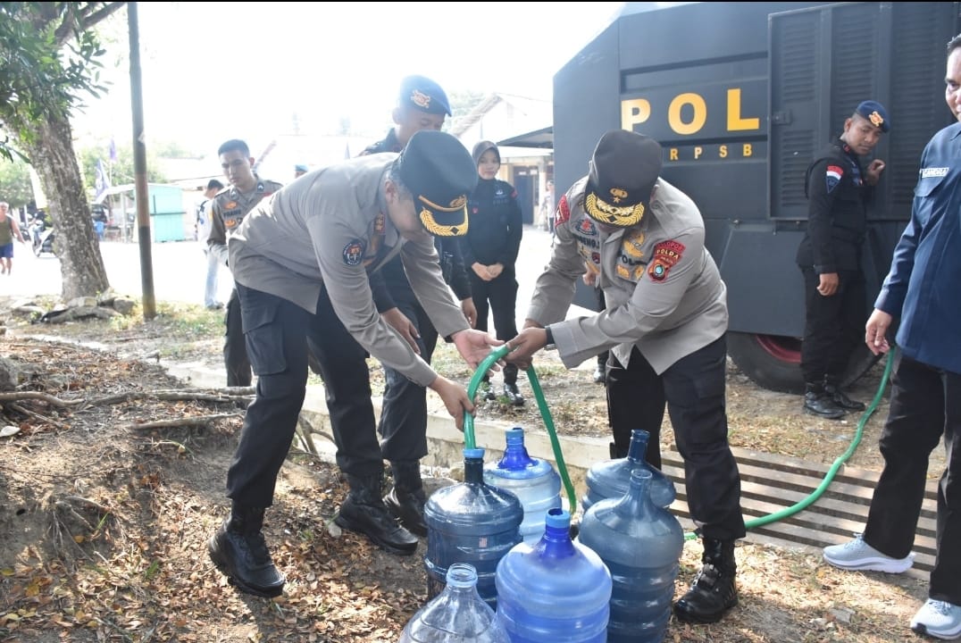 Humas Polda Babel Salurkan Air Bersih