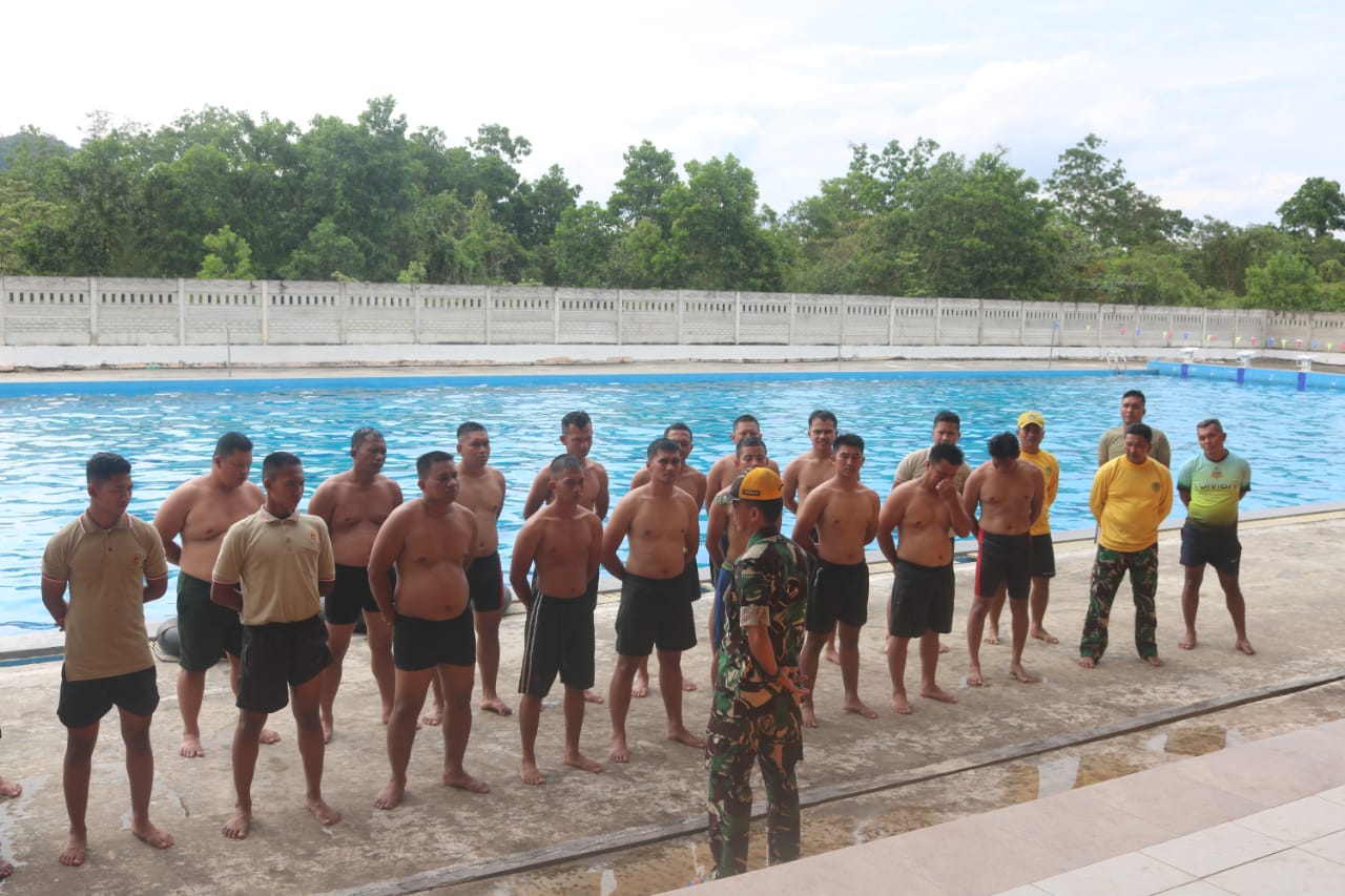 Prajurit Korem 045/Gaya Ikuti Test Ketangkasan Renang Militer 