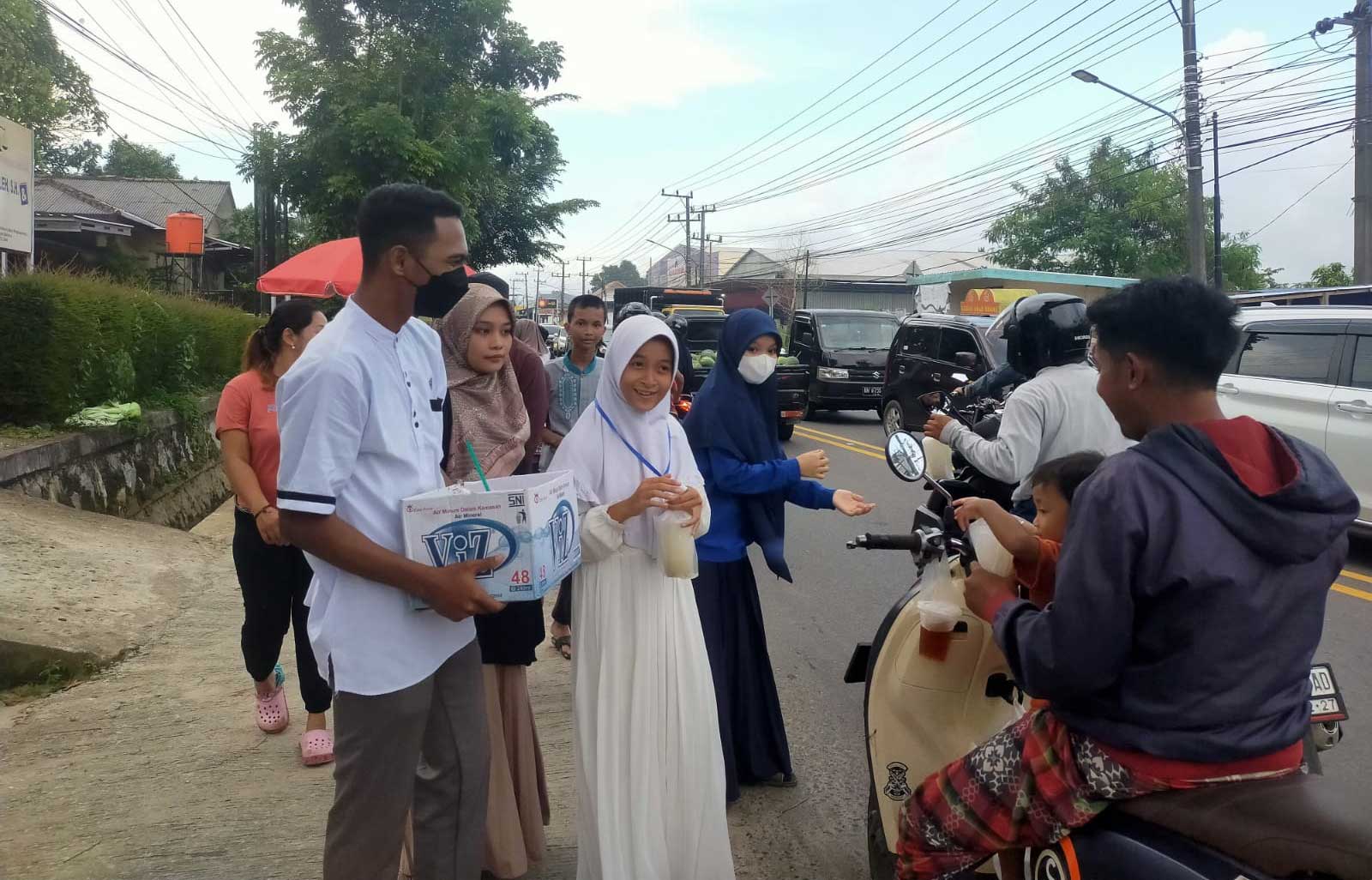 FORSAHIS PGK Gelar Bagi Takjil & Obor Keliling