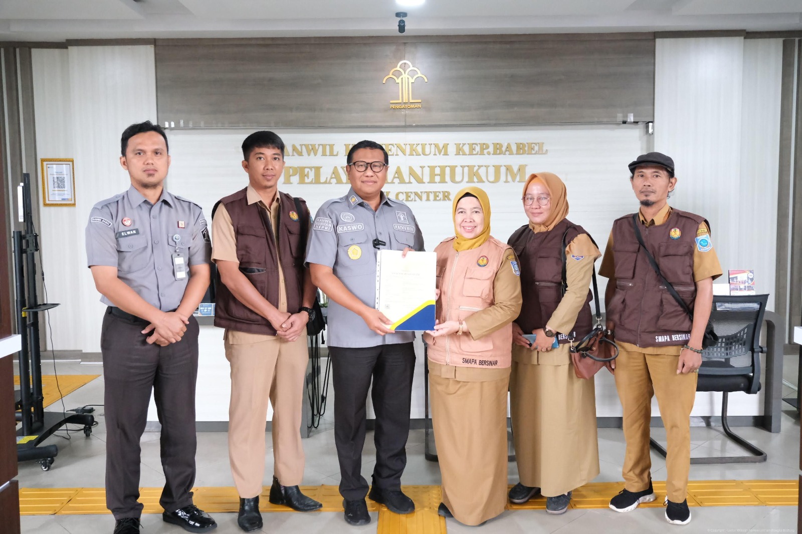 Kanwil Kemenkum Babel Dampingi Pendaftaran dan Serahkan Dua Sertifikat Hak Cipta 