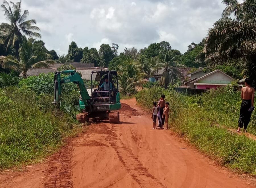 PT MAS Peduli Masyarakat, Bantu Perbaikan Jalan Akses Desa Bukit Layang