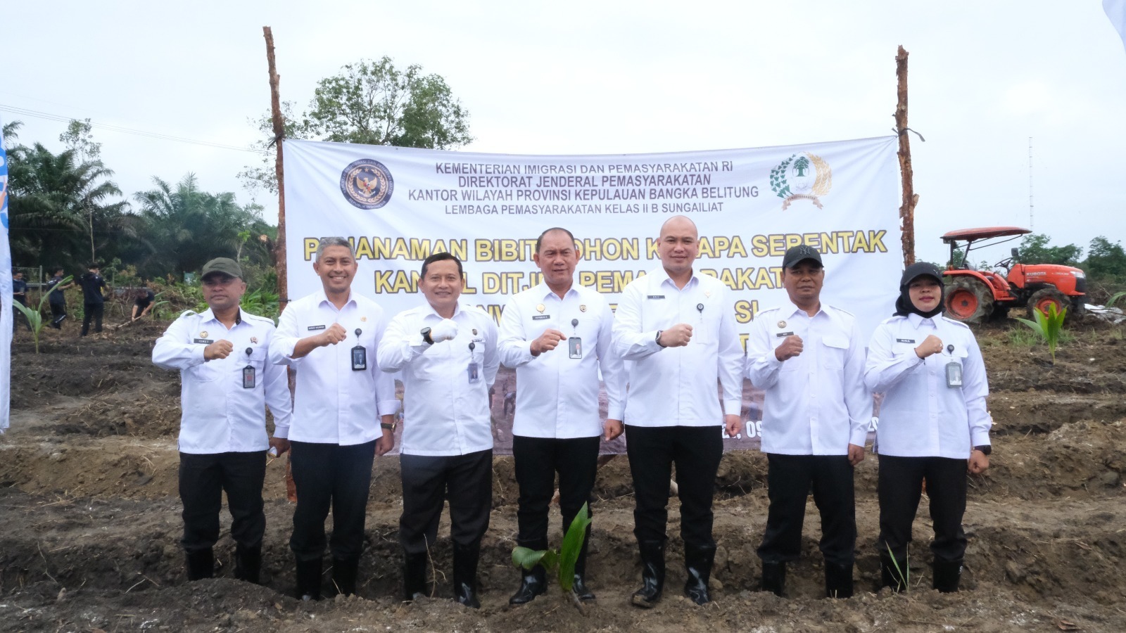Kanwil Ditjen Imigrasi Bangka Belitung Tanam 10 Ribu Pohon Kelapa Untuk Dukung Ketahanan Pangan Nasional