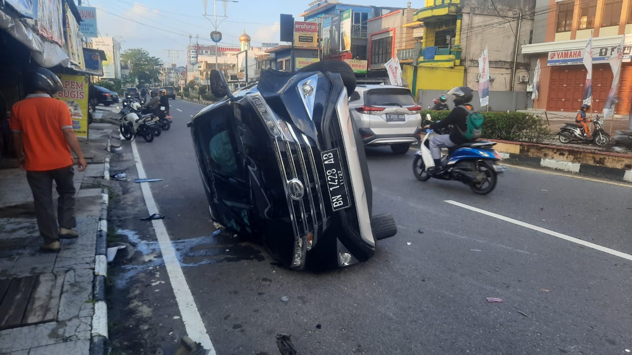 Tabrak Mobil Parkir di Depan ACE Hardware, Mobil Terios Terbalik, Begini Sopirnya 