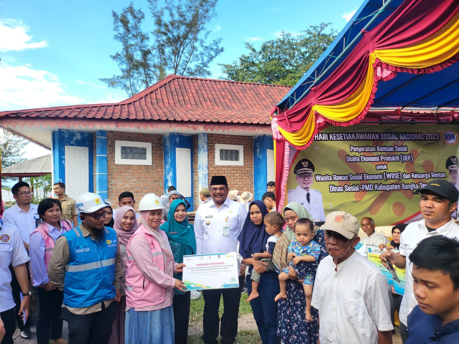 Peringati HKS) Bersama Pemerintah Daerah, Srikandi PLN Salurkan Paket Gizi untuk Anak Stunting