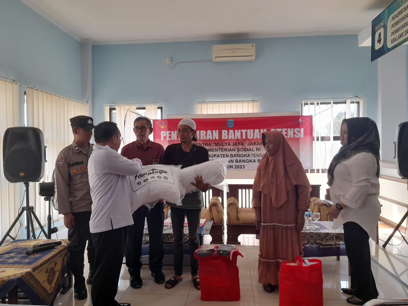 Warga Koba Menangis Tersedu Terima Bantuan Bantal Guling dari Kemensos RI