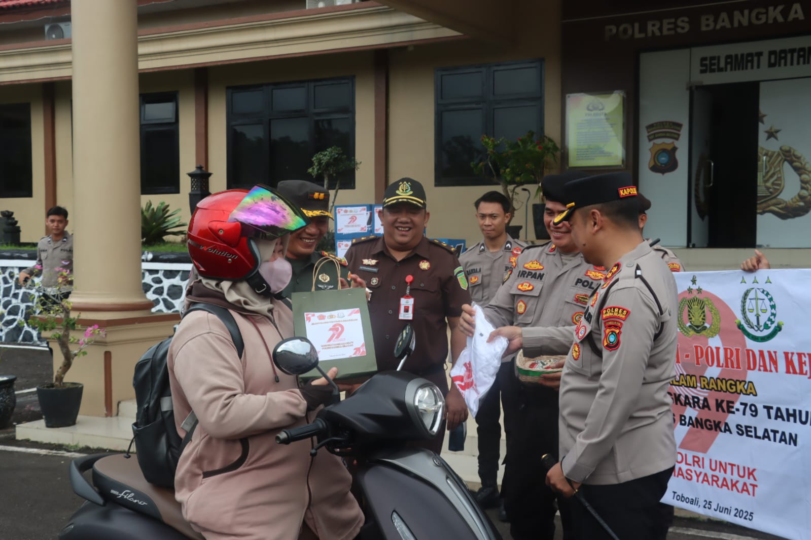 Sinergitas Menyambut Hut Bhayangkara ke 79, Polri - TNI dan Kejaksaan Bagikan Bingkisan ke Pengendara