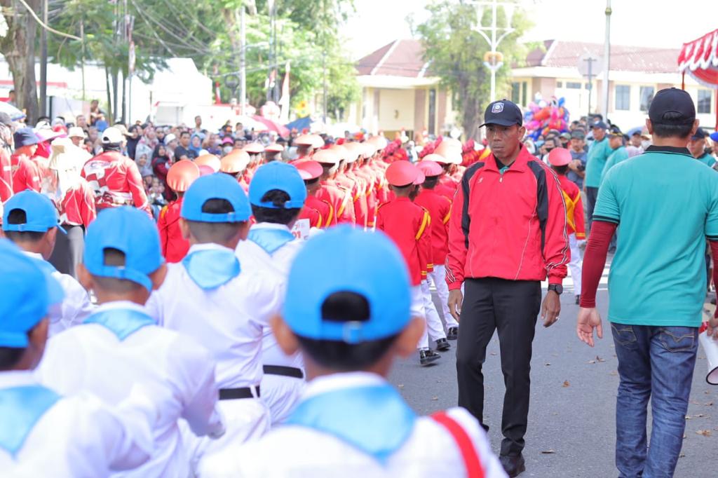 Pj. Gubernur Suganda Lepas Peserta Lomba Baris Berbaris Tingkat Provinsi