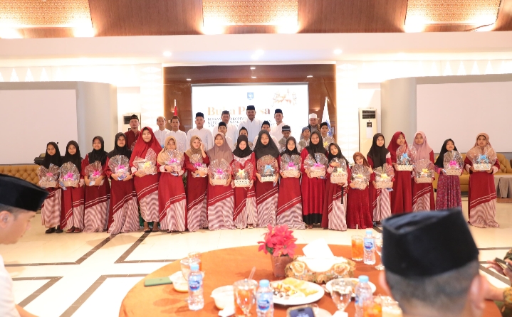 Safrizal ZA Bersama Anak Yatim Berbuka Puasa Bersama di Rumah Dinas Gubernur Provinsi Kep. Babel