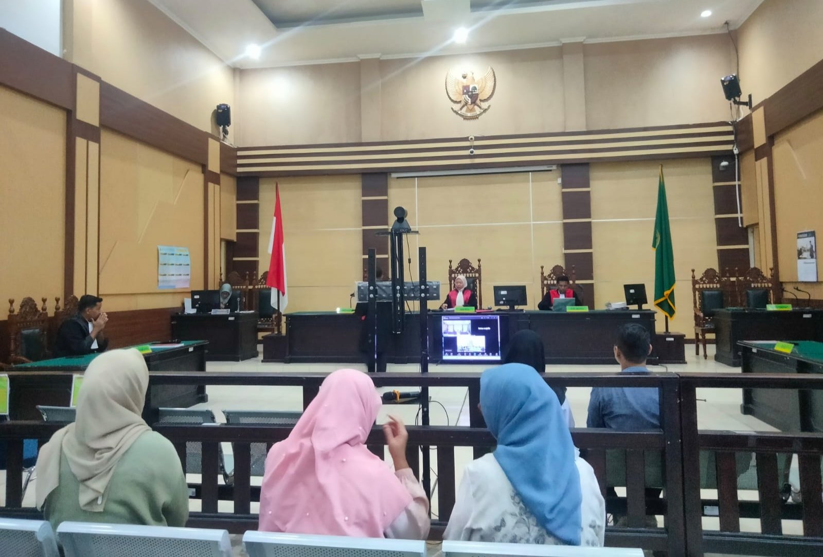 Korupsi Tahura Bukit Mangkol, Pasangan Suami Istri Pegawai DLH Bateng Divonis 2 Tahun