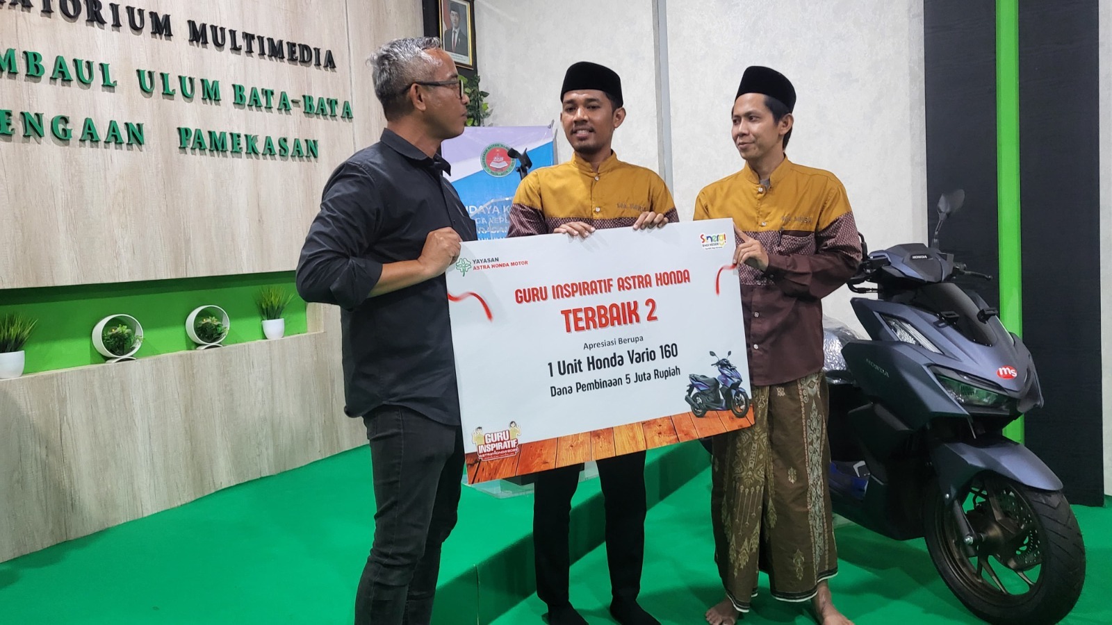 Peringati Hari Guru, Yayasan AHM Apresiasi Dedikasi Guru Inspiratif