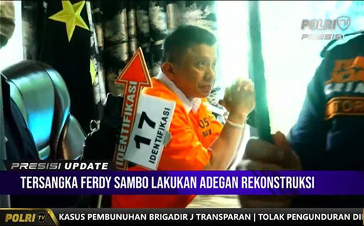 Ferdy Sambo Peragakan Adegan Rekonstruksi dengan Tangan Diborgol & Pakai Baju Orange