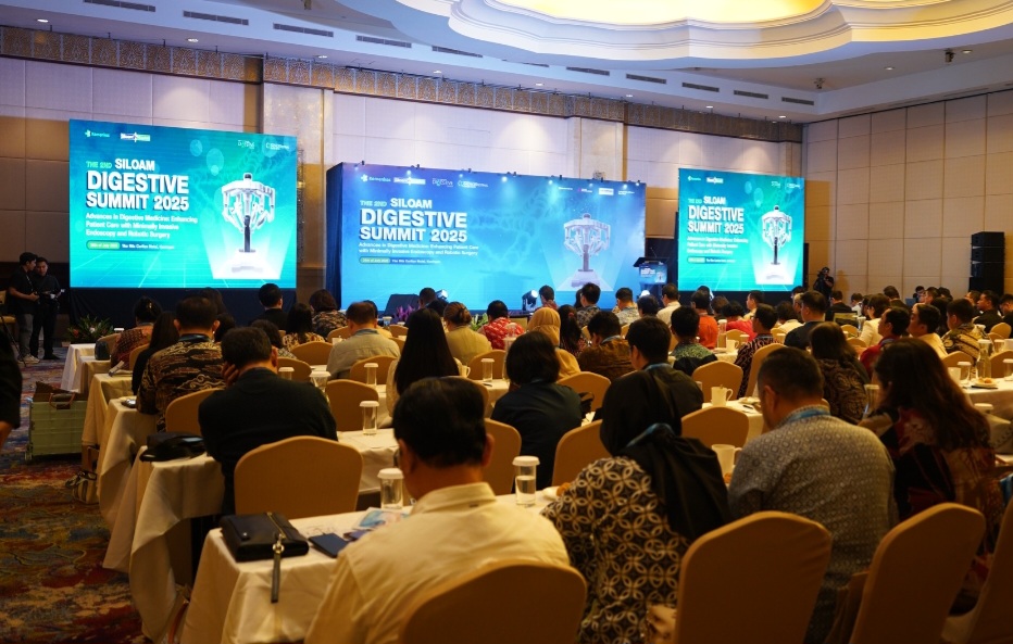 Operasi Batu Empedu Robotik Pertama dengan Da Vinci Xi Disiarkan Langsung di Siloam Digestive Summit 2025