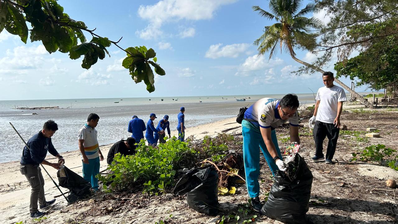 Volounteer PLN UPK Babel Bersama Masyarakat Bersihkan Sampah di Pantai Karang Emas Air Anyir