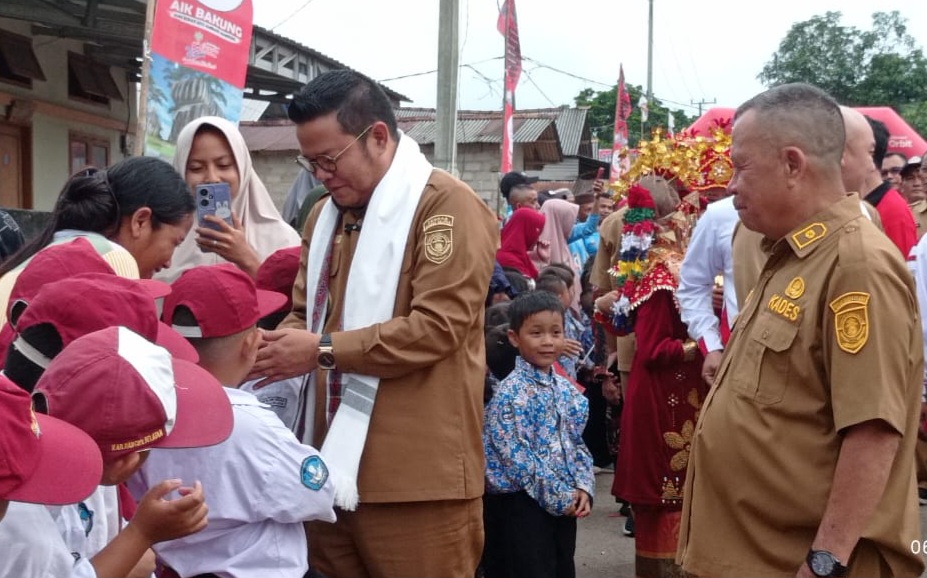 Aik Bakung ke Nyelanding, Bupati dan Wabup Dikalungkan Sorban Putih 