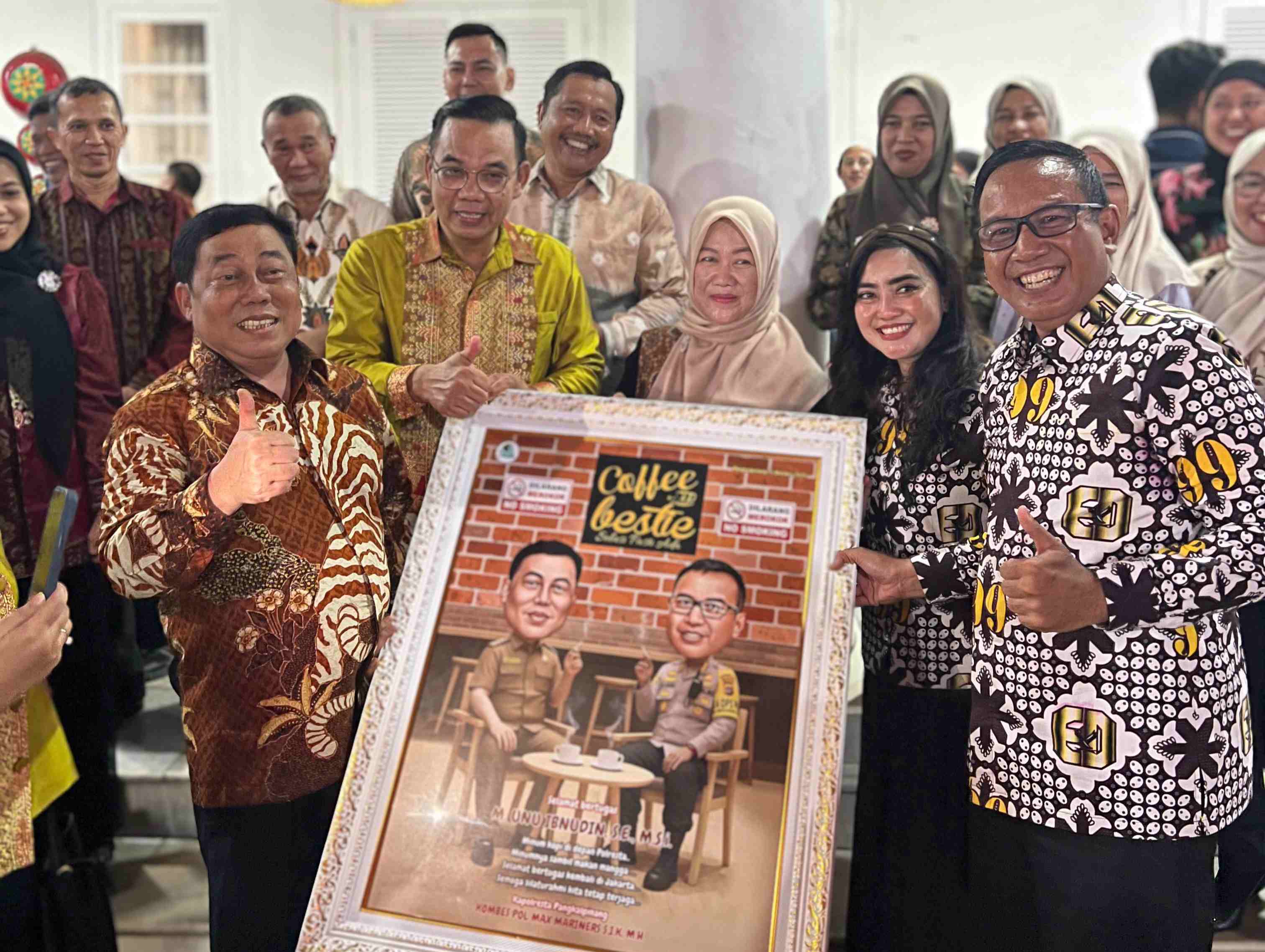 Malam Ramah Tamah Serah Terima Jabatan Wako Pangkalpinang, Kapolresta Beri Cendera Mata Karikatur untuk Unu