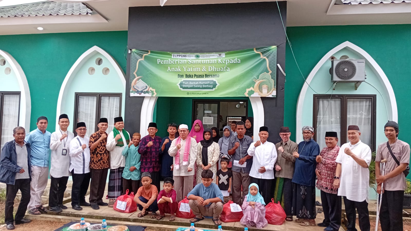 MUI dan LPPOM MUI Babel Serah 30 Paket Santunan Anak Yatim, Dhufa dan Buka Puasa Bersama