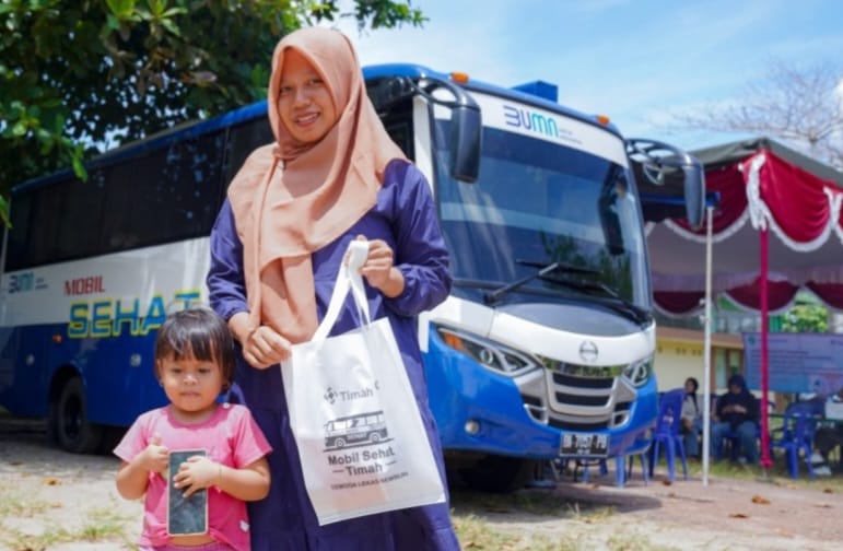 Warga Desa Kace Timur Antusias Periksa Kesehatan di Mobil Sehat PT Timah