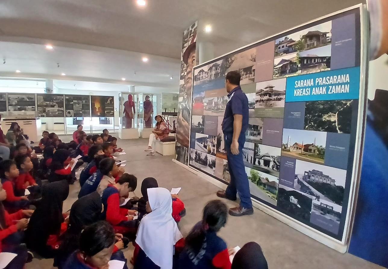 Asyiknya Belajar Sejarah di Museum Timah Indonesia, Siswa SDN 4 Mentok Antusias Banget