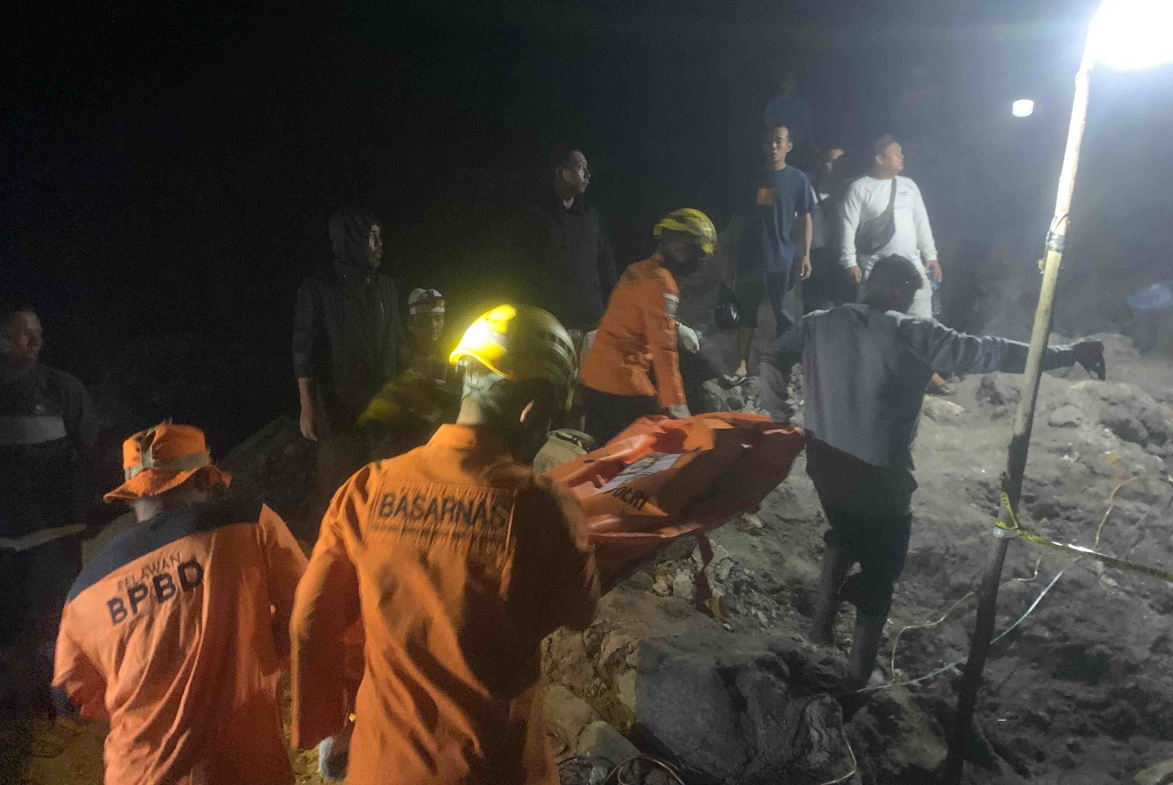 Breaking News! 3 Pekerja TI Tertimbun Hidup-hidup 12 Meter di Tambang Lubuk Besar