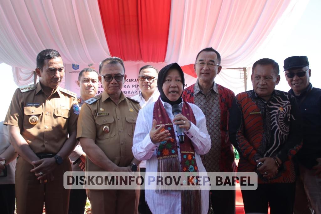 Mensos Risma Antar Bantuan Kapal Untuk Nelayan Bangka