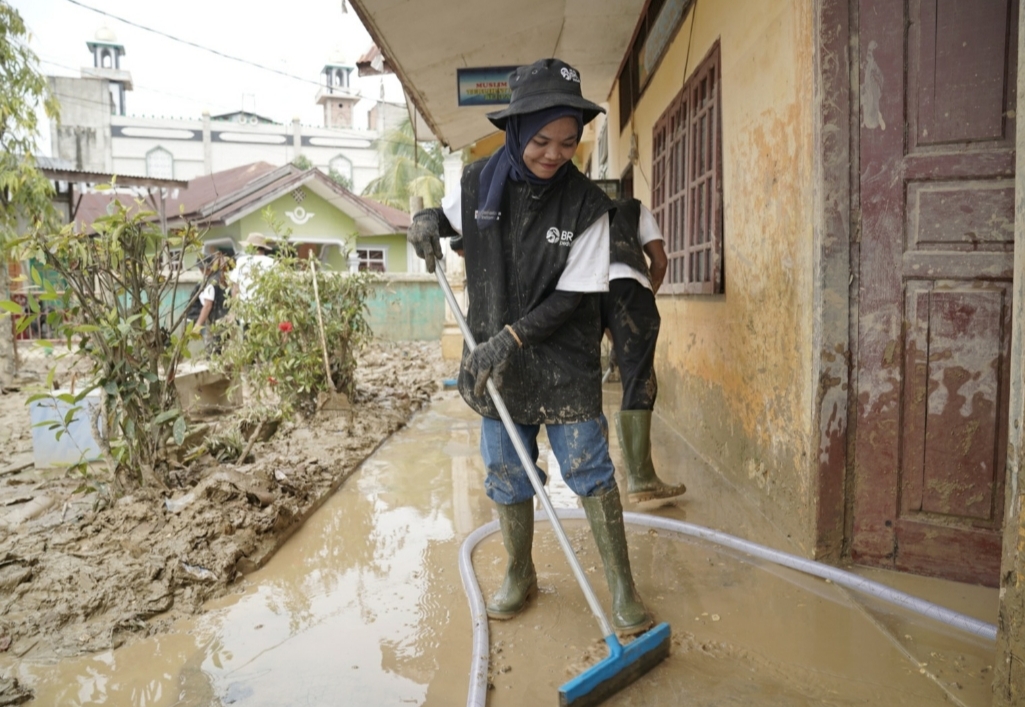 Dukung Pemulihan Pascabencana, Relawan BRI Peduli Terjun Langsung “Bersih-bersih Sekolah” di Aceh Tamiang 