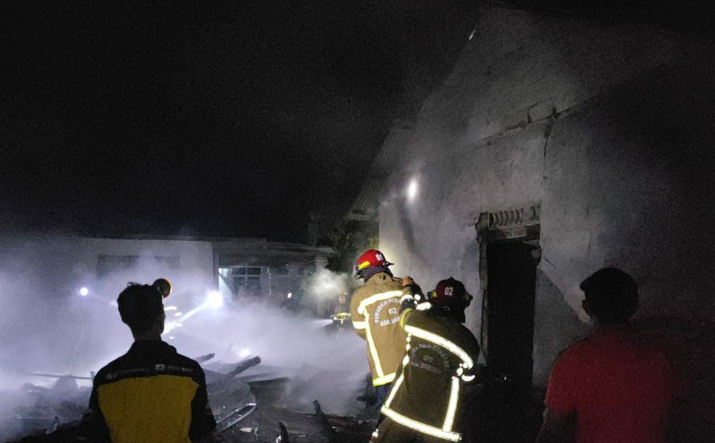 Tim Damkar Pol PP Bangka 15 Menit Taklukkan Kebakaran Rumah di Penyamun 